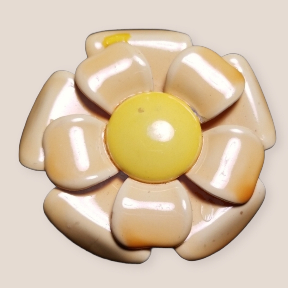 Vintage Enamel Flower Daisy Brooch Pin - Picture 2 of 14